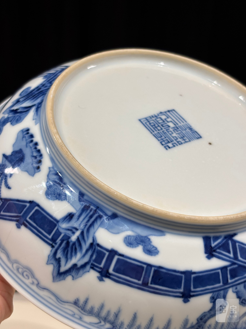 清乾隆 青花内岁寒三友外婴戏图盘 - 图15